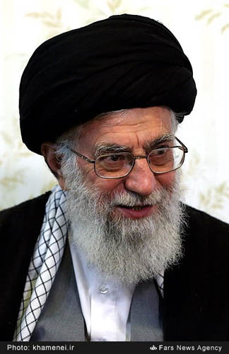 الامام الخامنئي يزور عائلة شهيد مسيحي